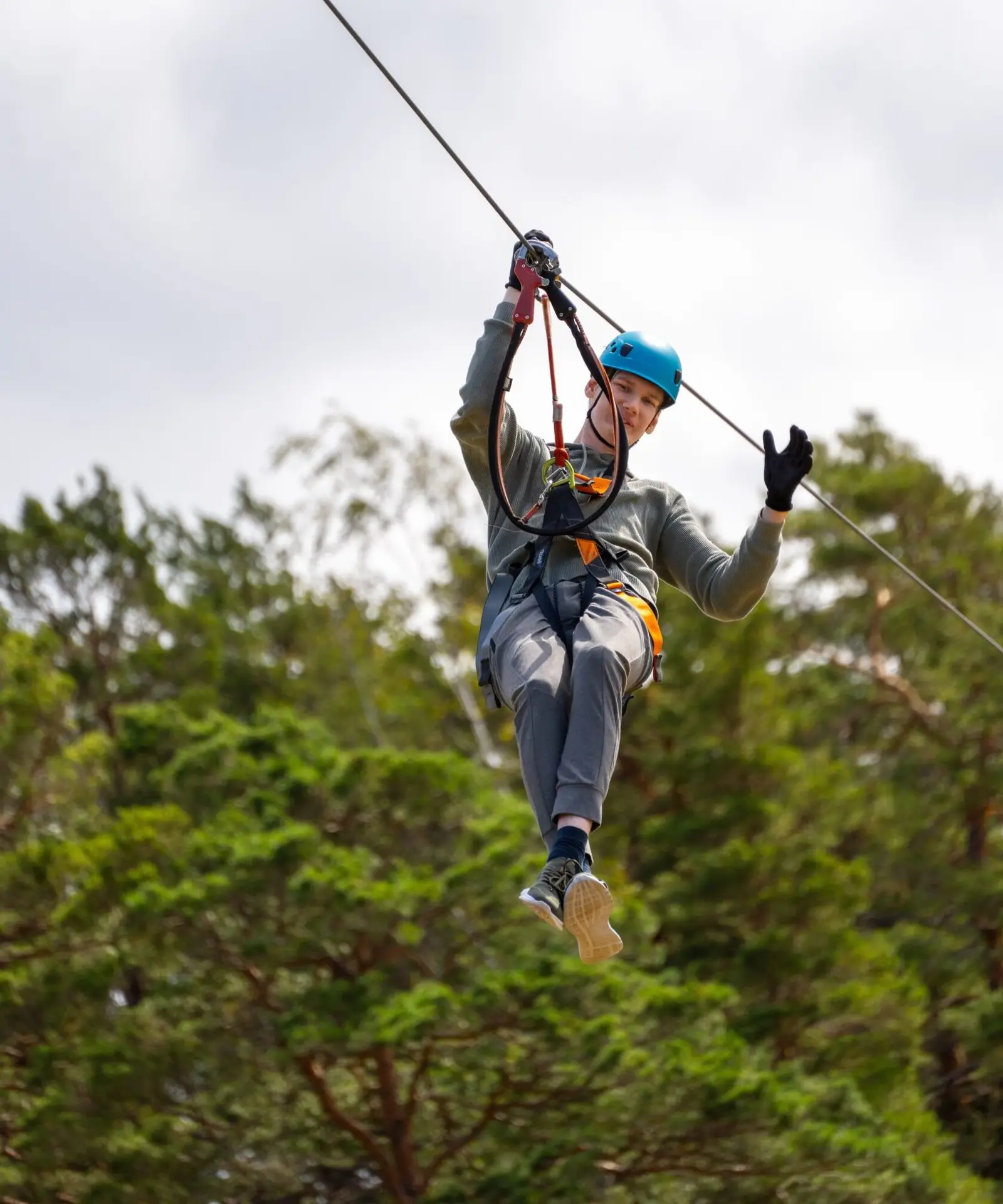 Klättrare på höghöjdsbana bland trädtopparna
