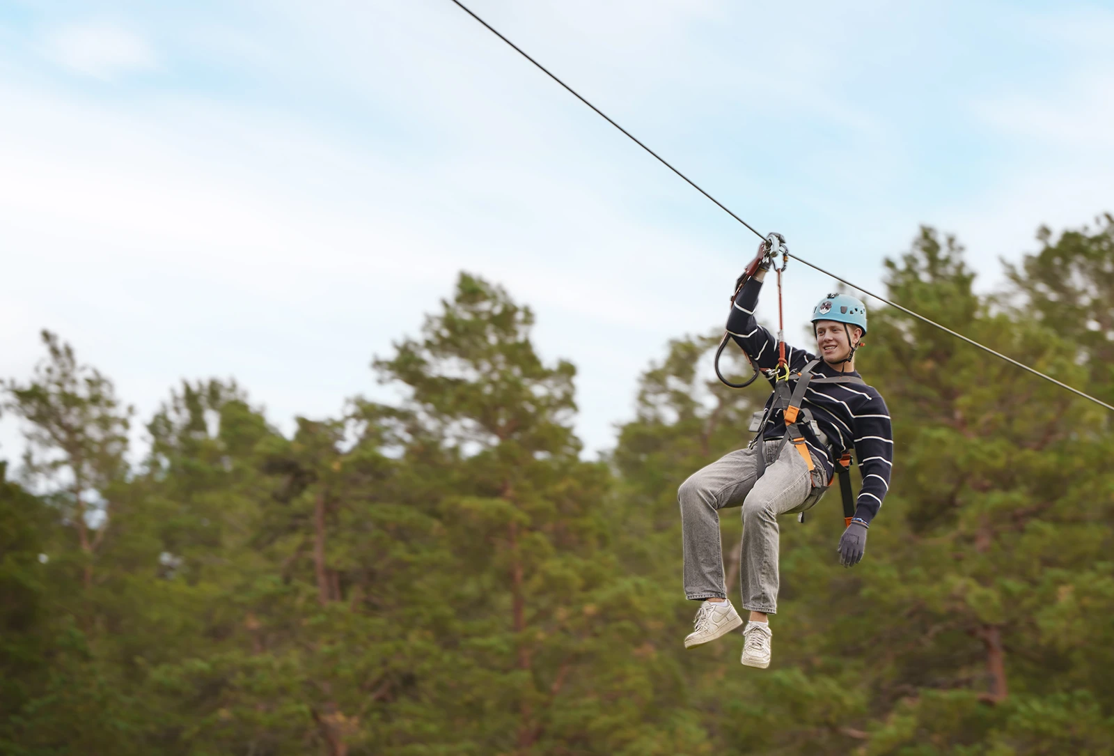 Person på zipline i Oxelösunds Äventyrspark