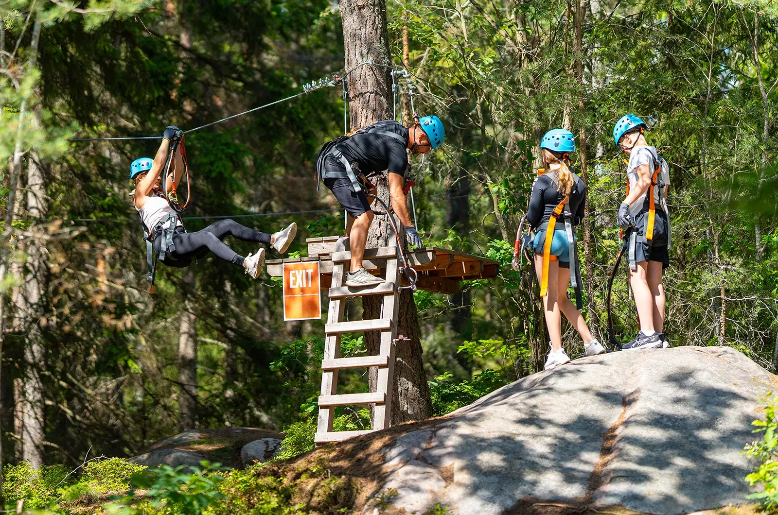 Grupp klättrare på höghöjdsbanan i Oxelösund