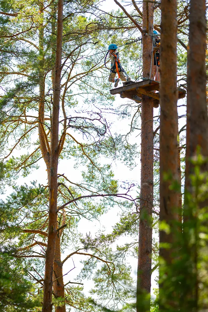Barn på plattform i höghöjdsbanan
