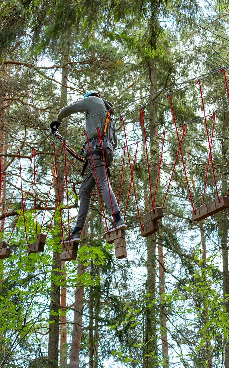 Besökare på gångväg till Oxelösunds Äventyrspark